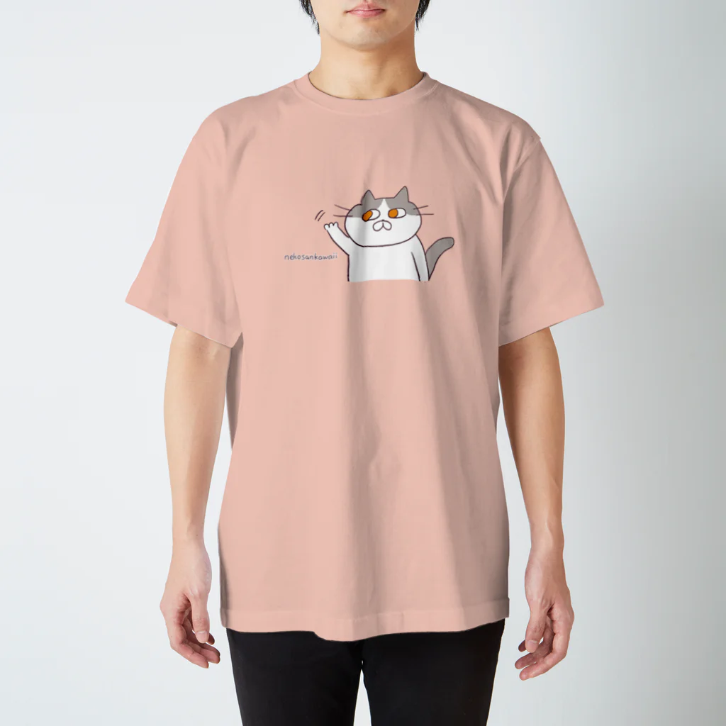 ヨモギカフェの手を振るハチワレさん Regular Fit T-Shirt