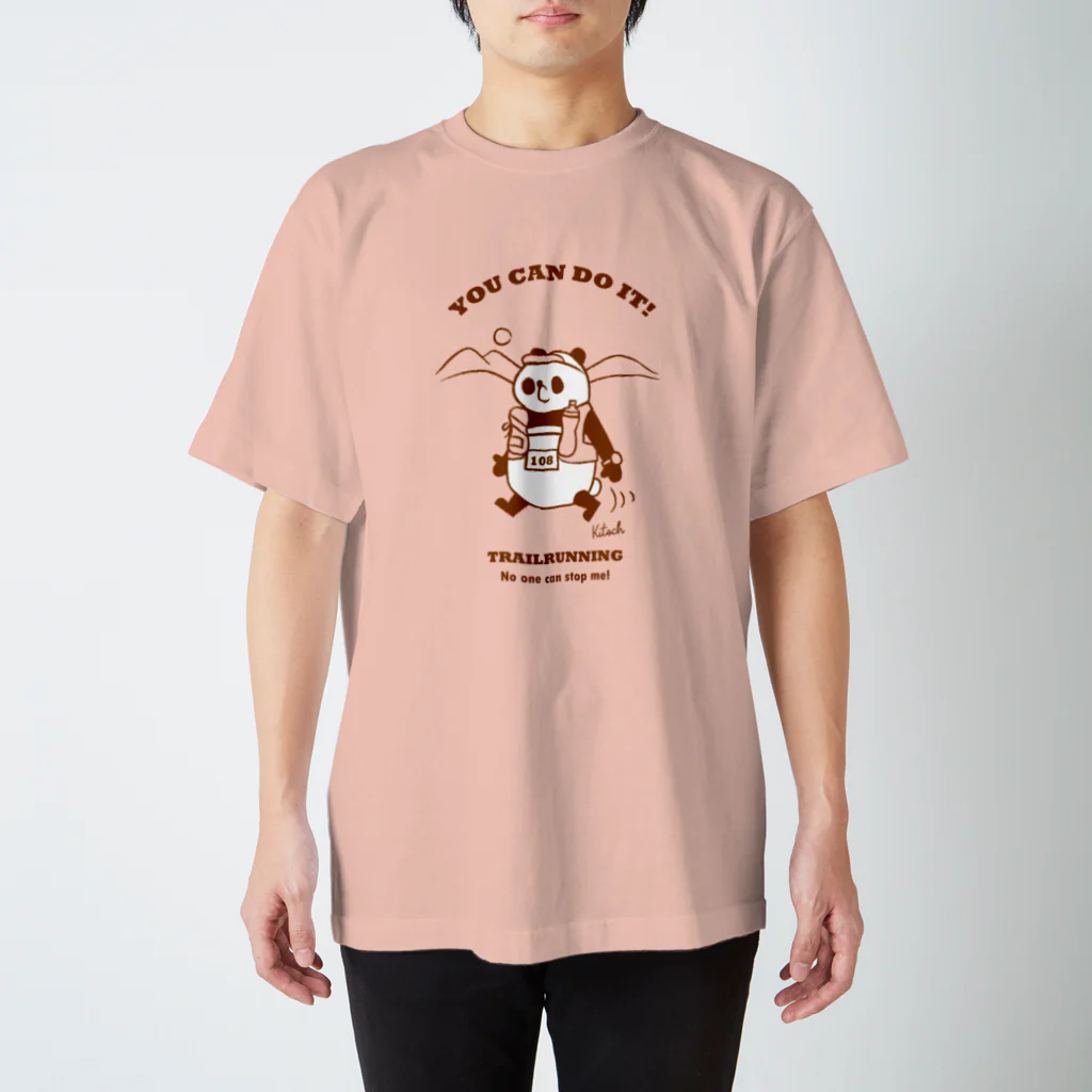 キッチュのトレイルランパンダ【YOU CAN DO IT!】ブラウン Regular Fit T-Shirt