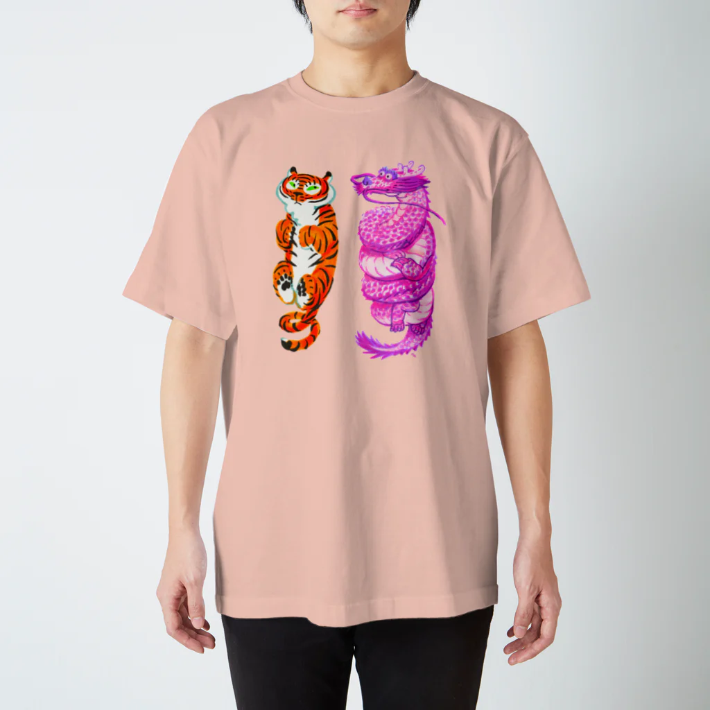 segasworksのトラちゃんと龍（龍虎ぐるんぐるんの図） スタンダードTシャツ