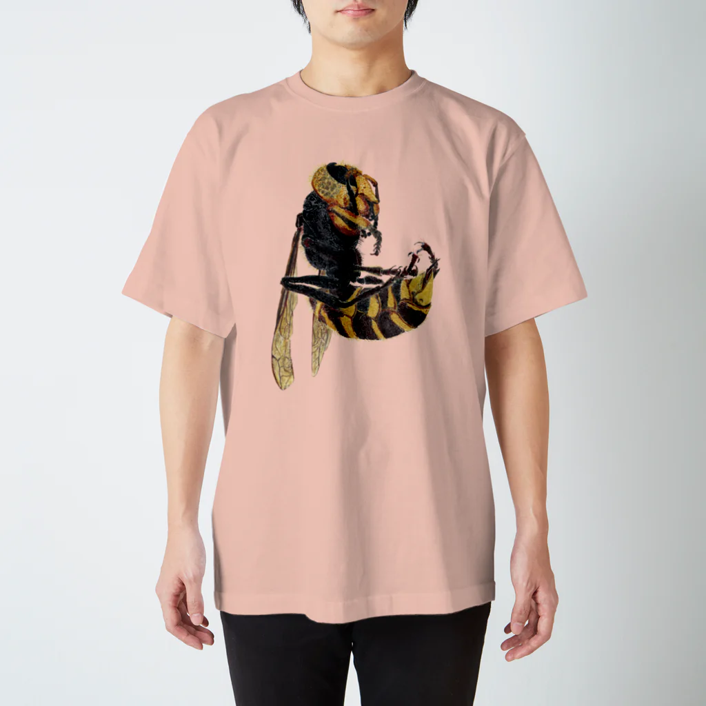 suzuko.momoyamaのオオスズメバチの新女王 Regular Fit T-Shirt
