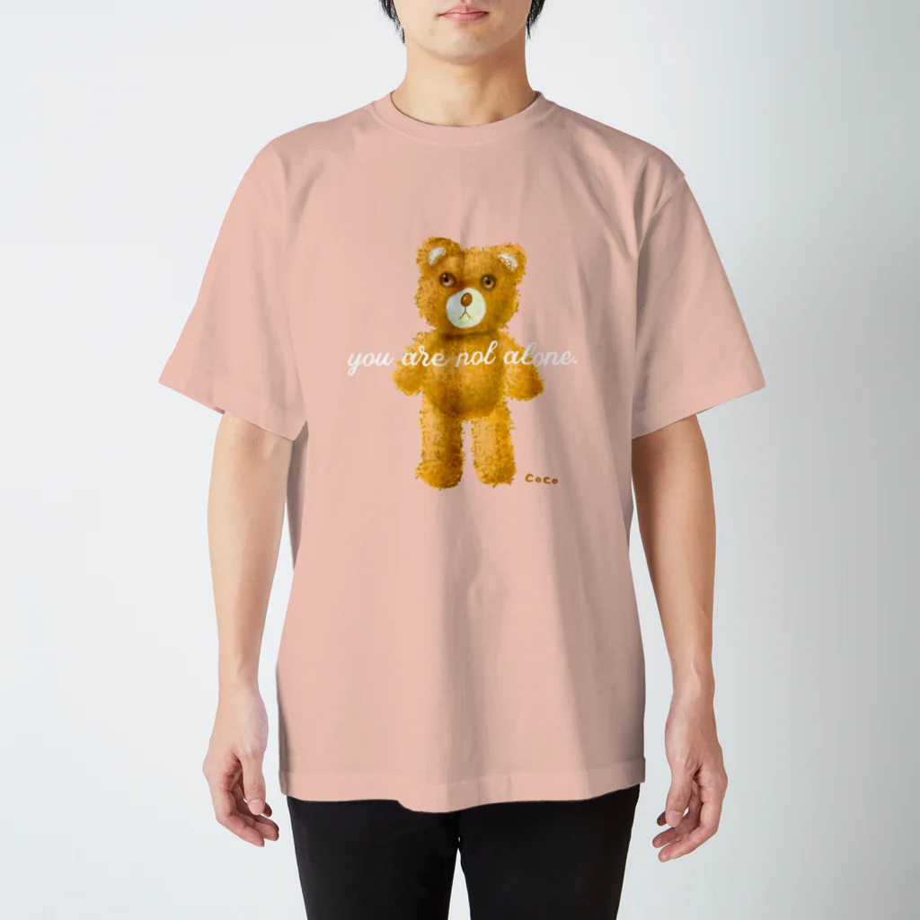 cocoartの雑貨屋さんの【you are not alone.】（茶くま）WHITE スタンダードTシャツ