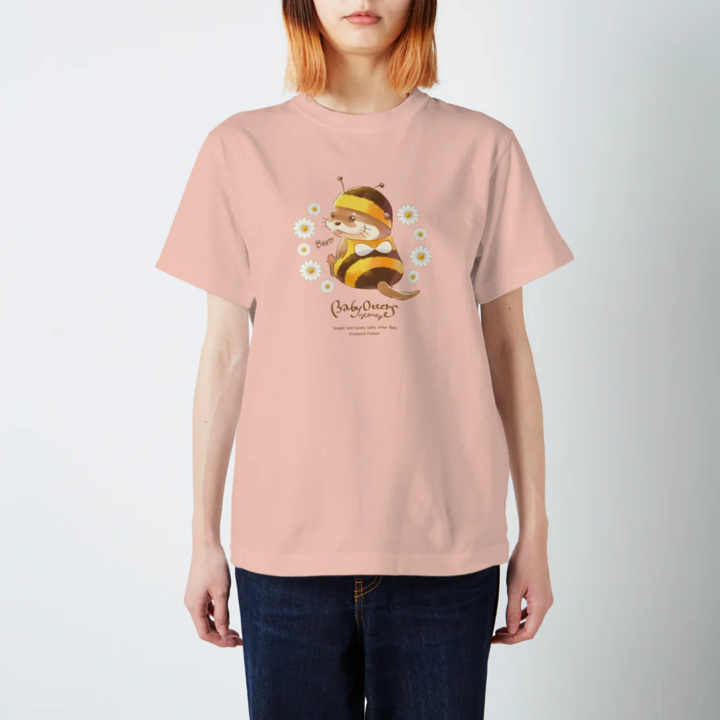 カワウソとフルーツのBaby Otters Honey（文字茶色） Regular Fit T-Shirt