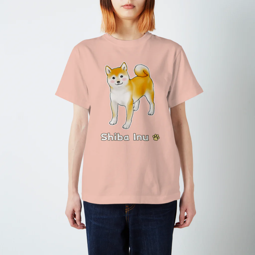 Shiba Inu Streetのちょっと照れている柴犬 スタンダードTシャツ