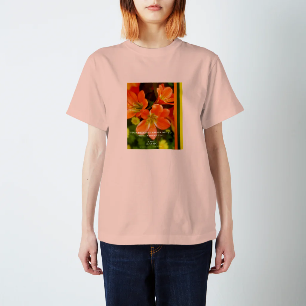 ChicClassic（しっくくらしっく）のお花・Your presence brings joy to those around you. Regular Fit T-Shirt