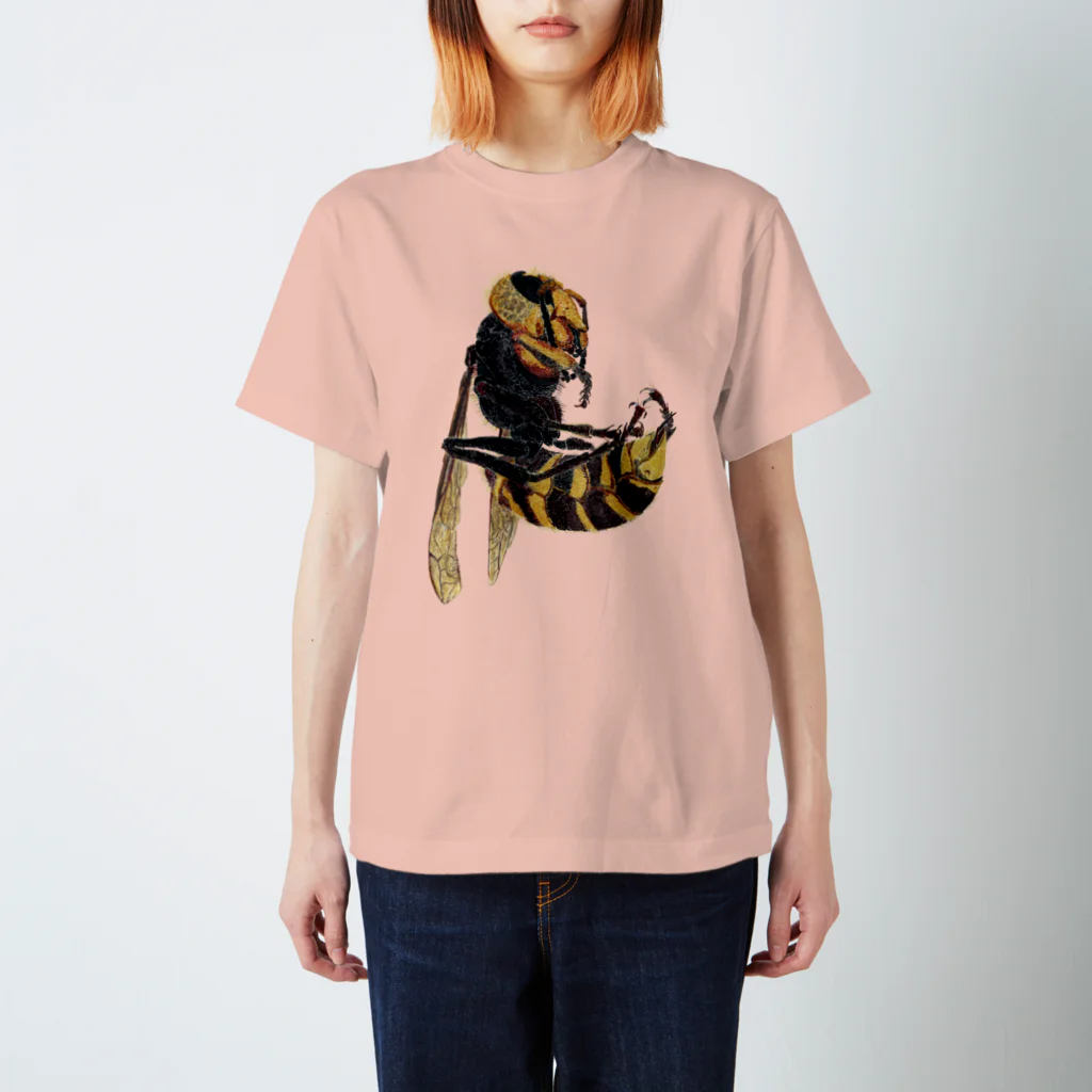 suzuko.momoyamaのオオスズメバチの新女王 Regular Fit T-Shirt