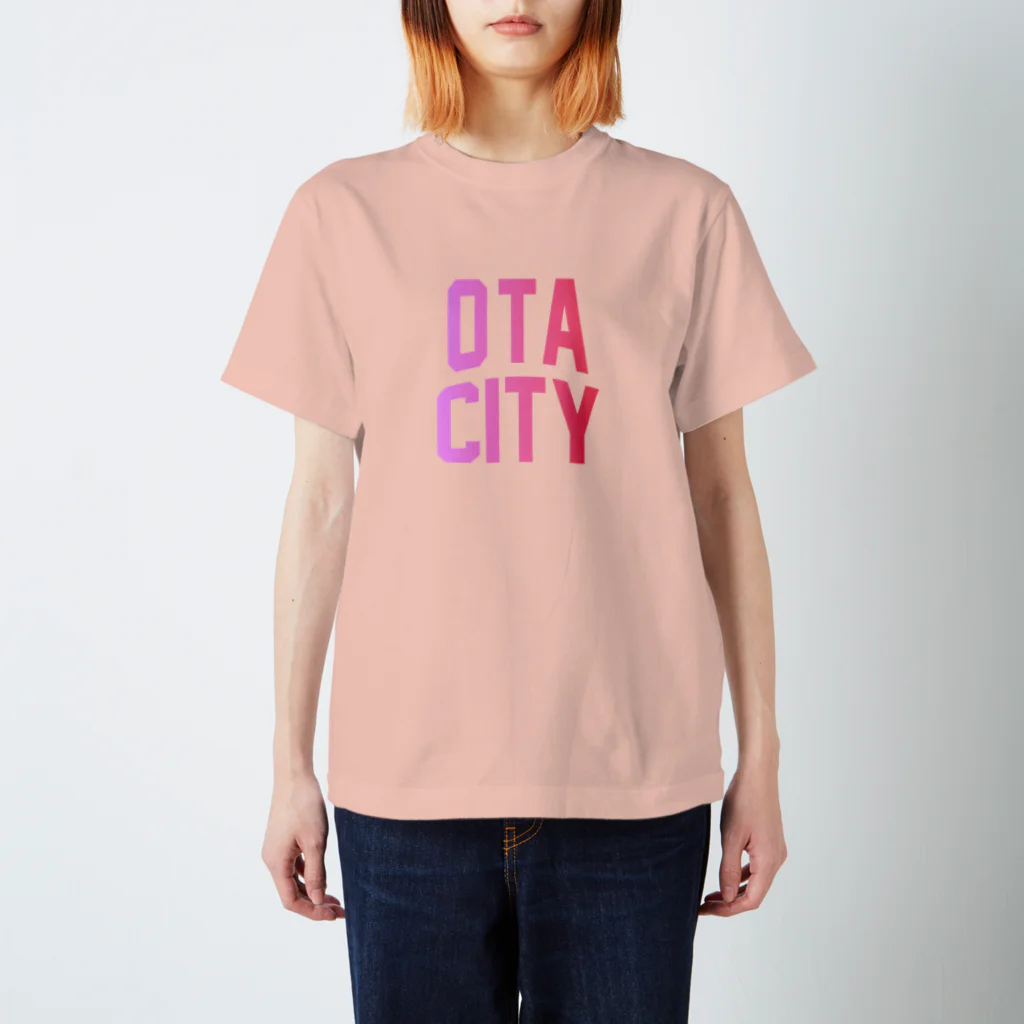 JIMOTO Wear Local Japanの太田市 OTA CITY ロゴピンク Regular Fit T-Shirt