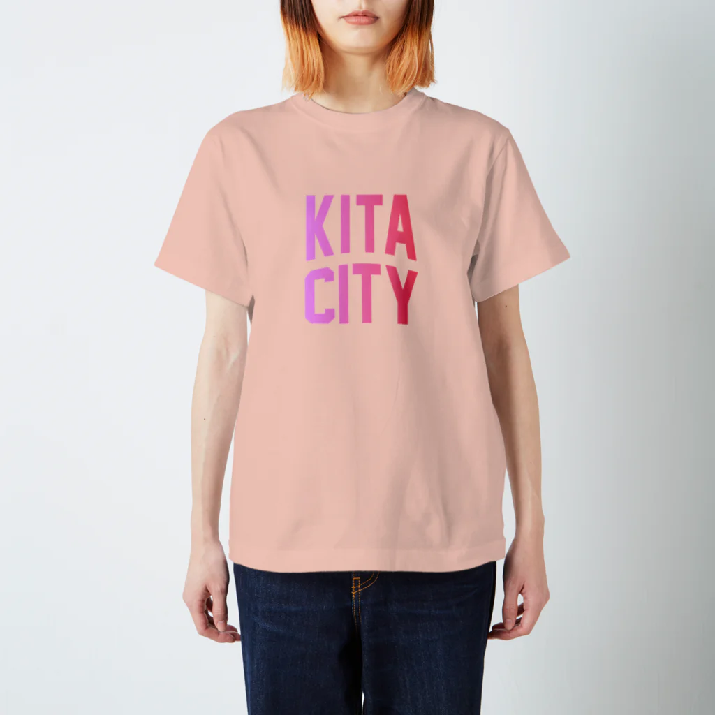 JIMOTO Wear Local Japanの北区 KITA CITY ロゴピンク Regular Fit T-Shirt