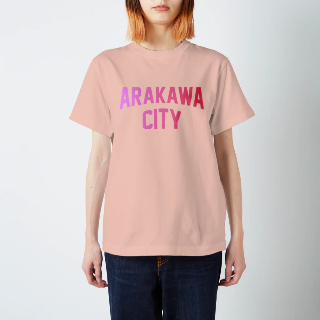 JIMOTO Wear Local Japanの荒川区 ARAKAWA WARD ロゴピンク Regular Fit T-Shirt