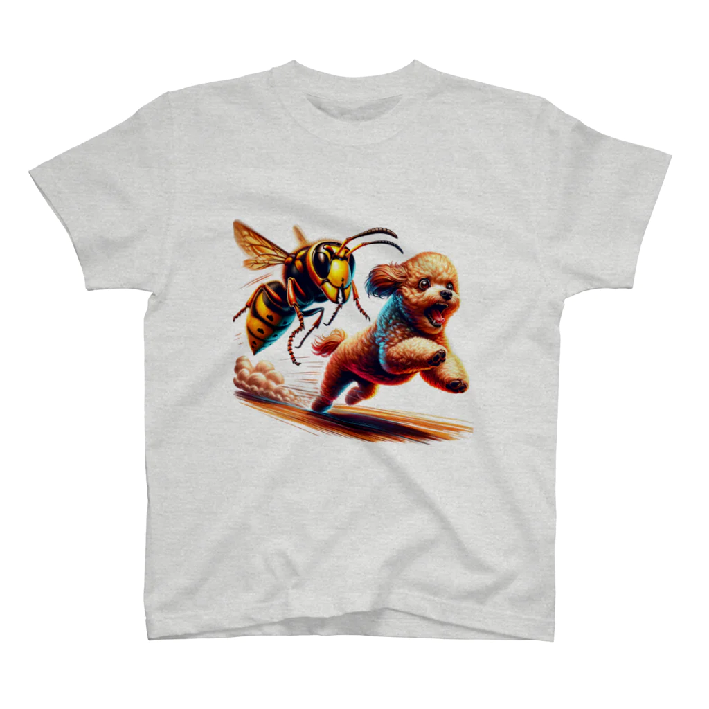 SUZUMEBACHI-HUNTERのオオスズメバチと追いかけっこ【トイプードル編】 Regular Fit T-Shirt
