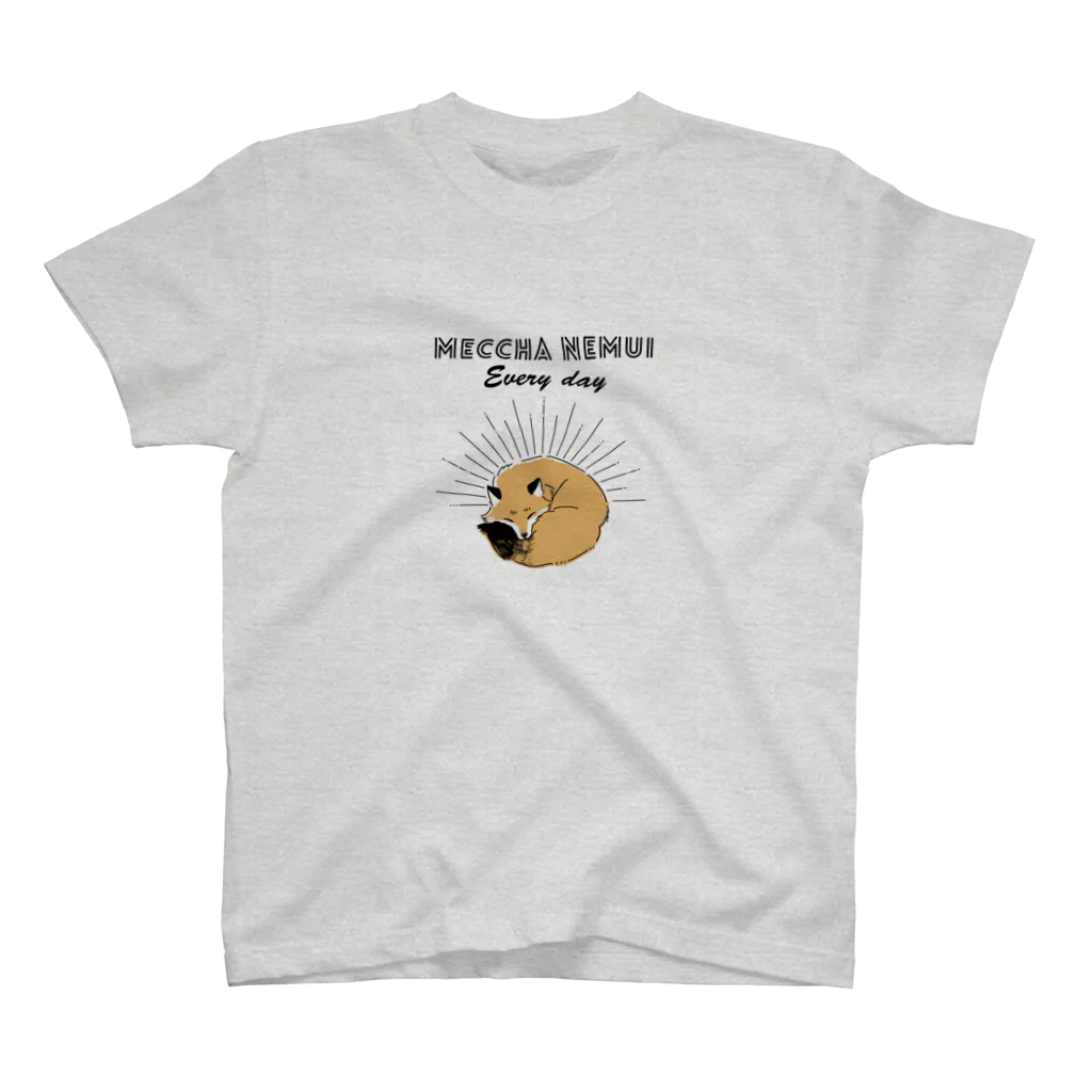 屋台 urukaのMECCHA NEMUI きつね スタンダードTシャツ