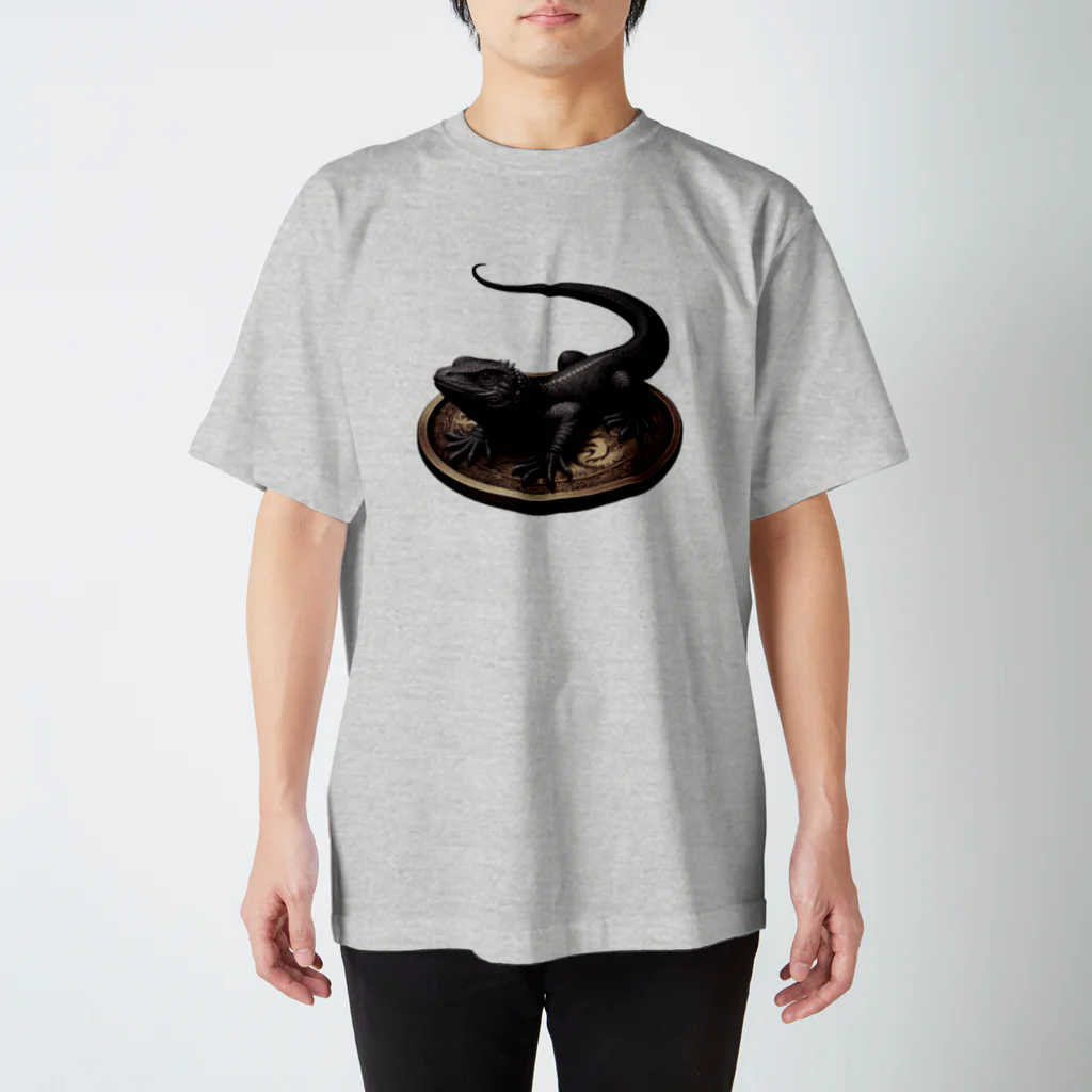 IRUdesignのオニプレートトカゲ Regular Fit T-Shirt