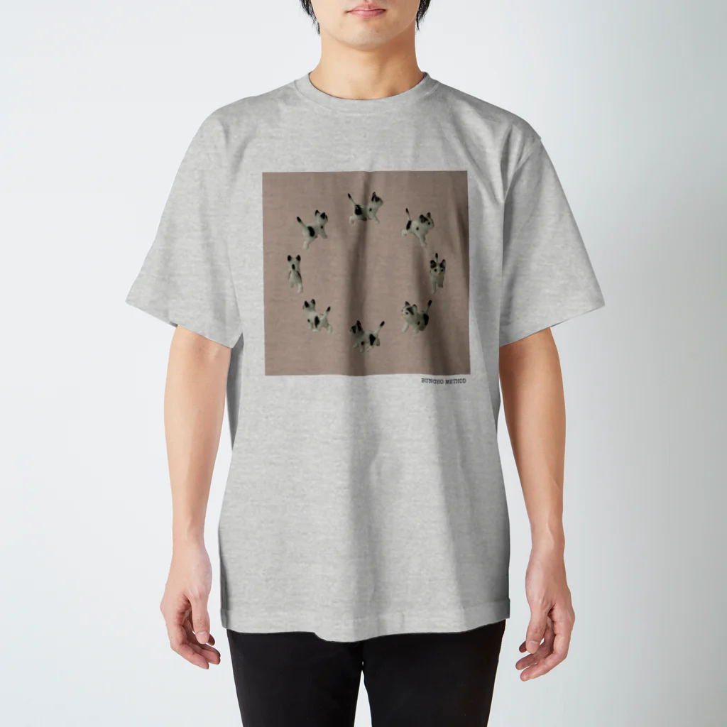 TKMTS STOREの【8cats】 ネコの散歩 Regular Fit T-Shirt