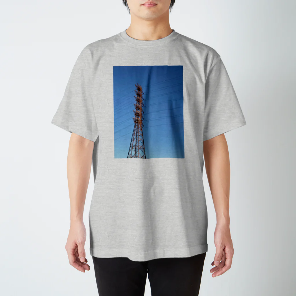 夜明け前の空の日の出とブルースカイ スタンダードTシャツ