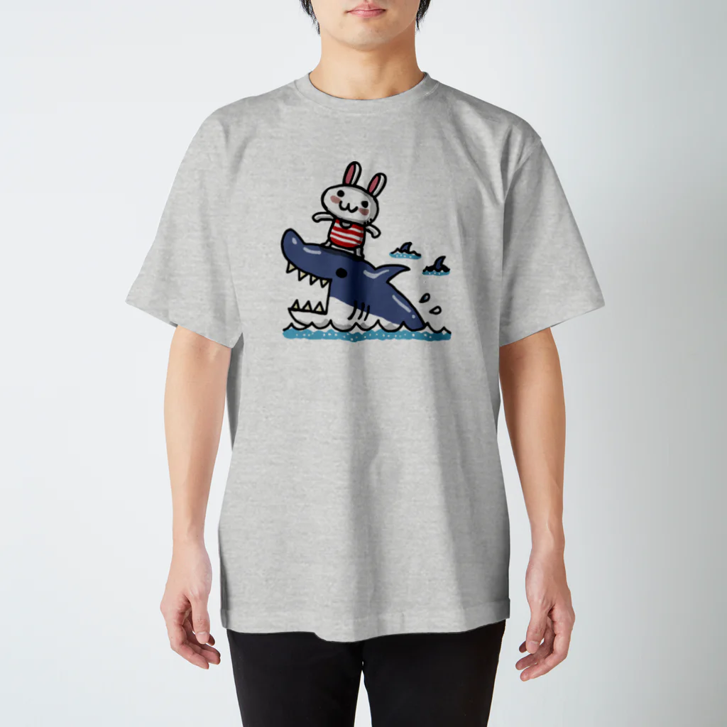 ボンボヤージュショップの海を満喫するウサギ スタンダードTシャツ