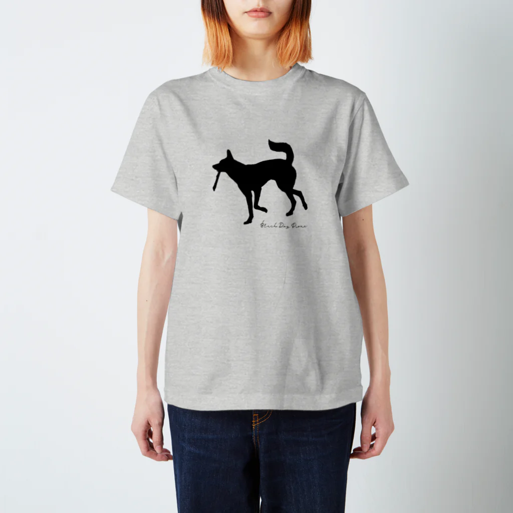 もけけ工房 SUZURI店の黒い犬と棒 スタンダードTシャツ