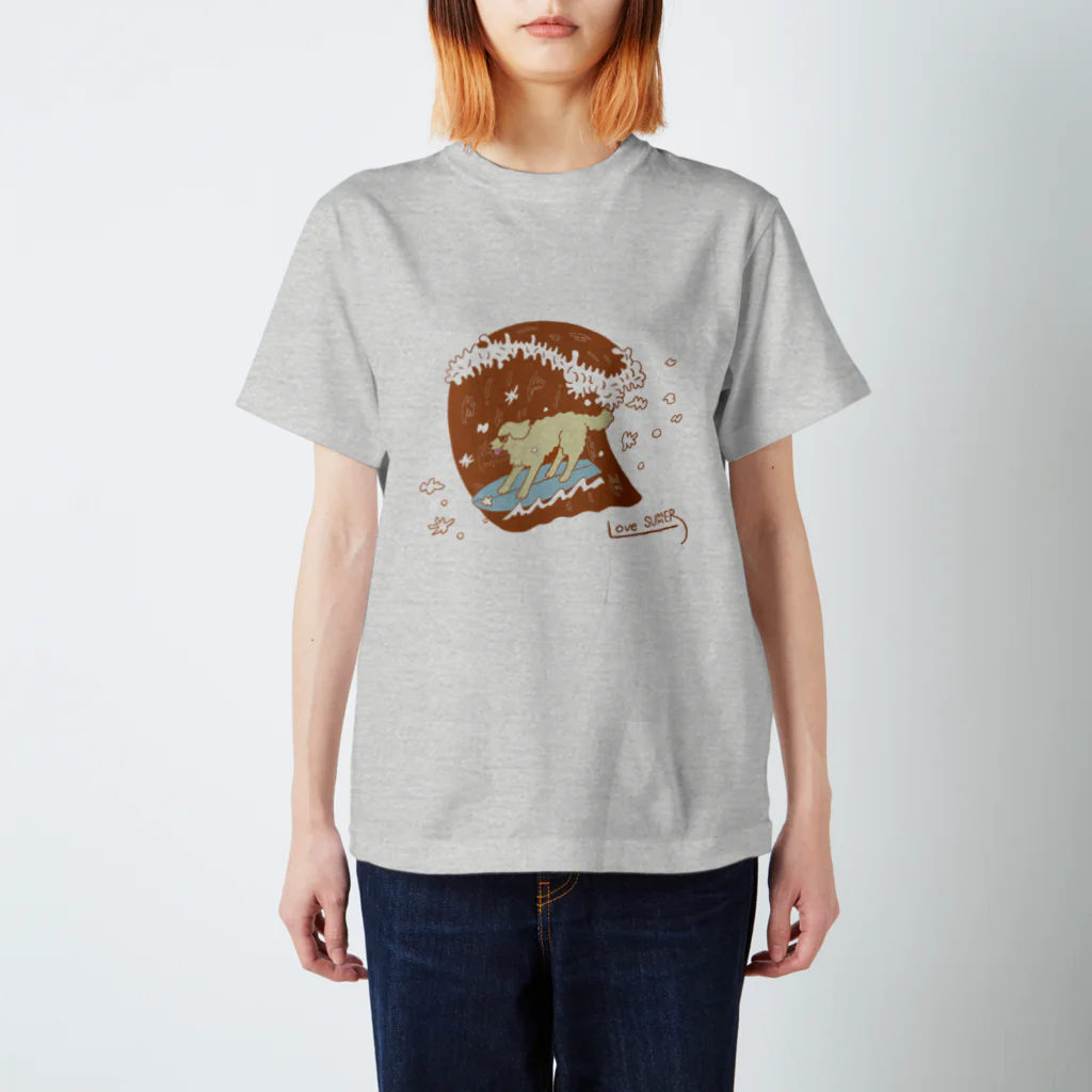 Futakawa Mayuのグッズショップのサーフィン　犬　ブラウン Regular Fit T-Shirt