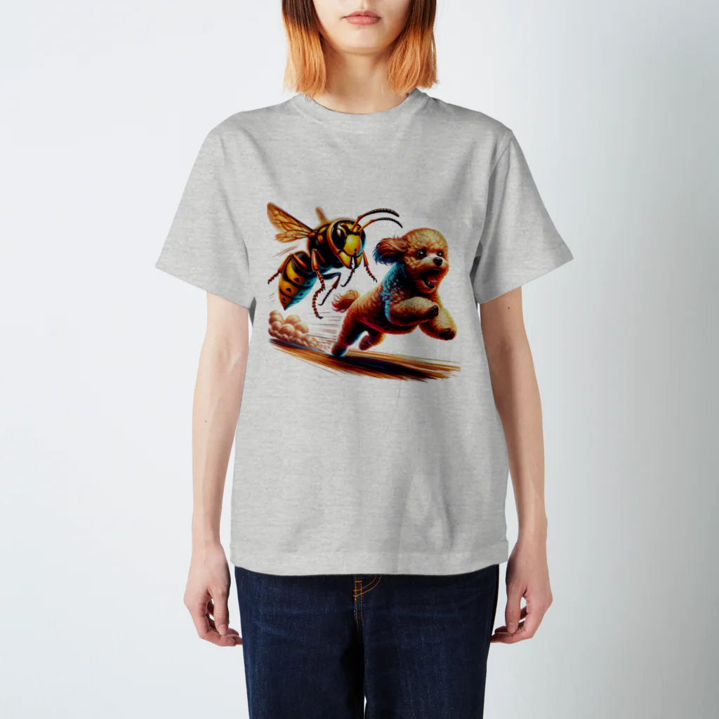 SUZUMEBACHI-HUNTERのオオスズメバチと追いかけっこ【トイプードル編】 Regular Fit T-Shirt