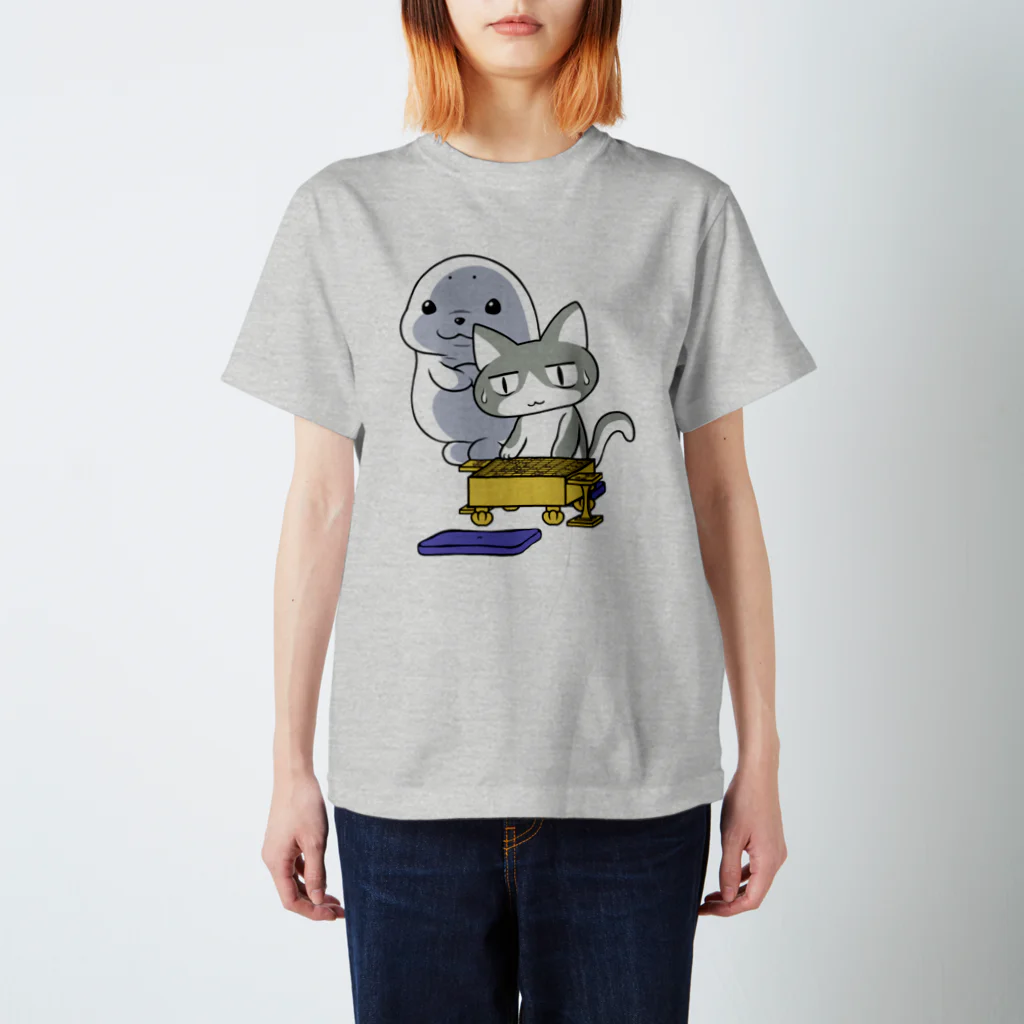 えーしょん【アザラシ・将棋】のひふみんあい的なアザラシと猫（将棋） スタンダードTシャツ