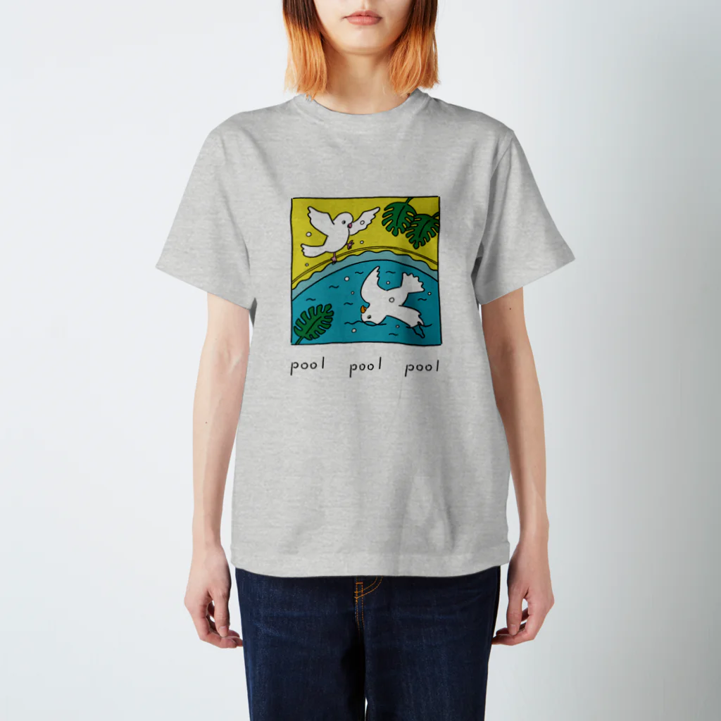 Futakawa Mayuのグッズショップのpool とり Regular Fit T-Shirt