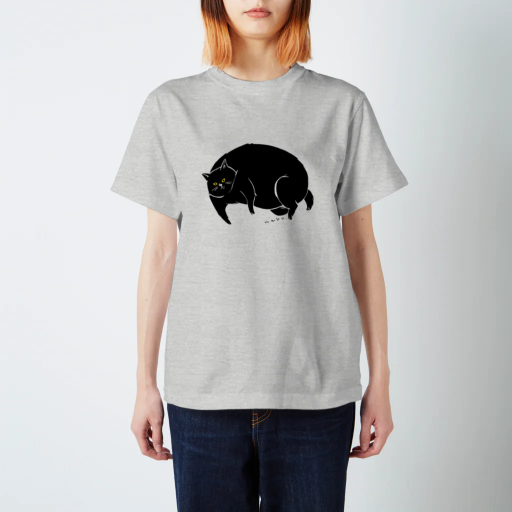 タバタ画房のふてぶてしいクロねこ Regular Fit T-Shirt