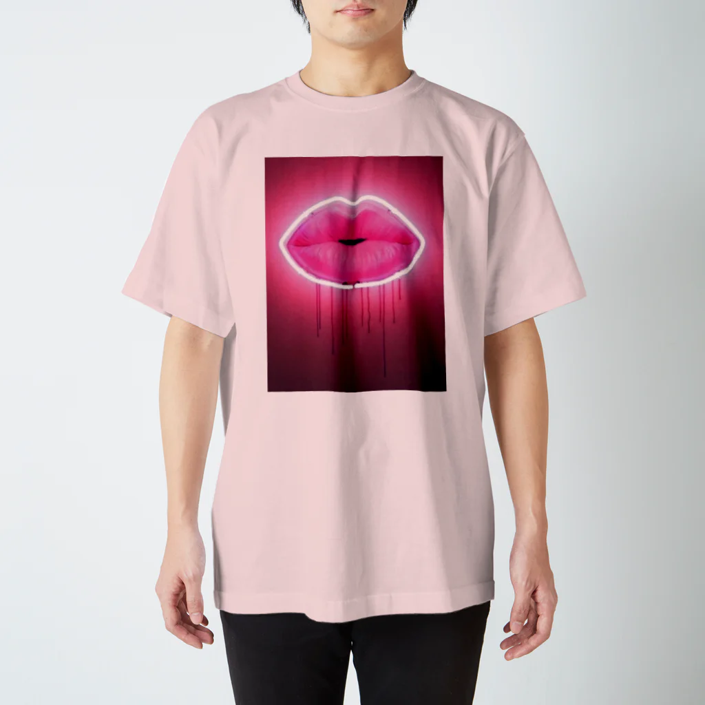 ピンクちゃんのKiss Me Regular Fit T-Shirt