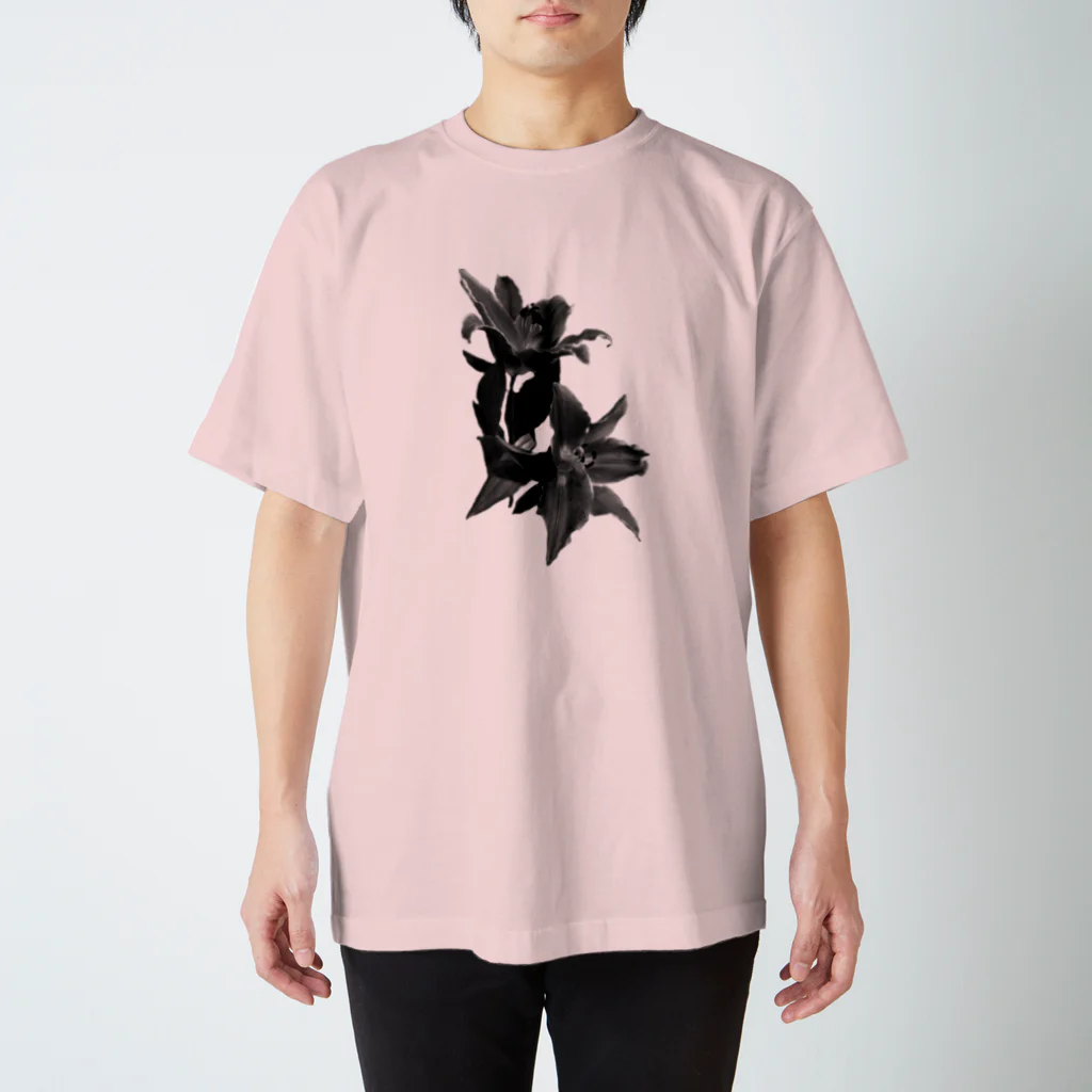 oyuri-sanのモノクロのユリ Regular Fit T-Shirt