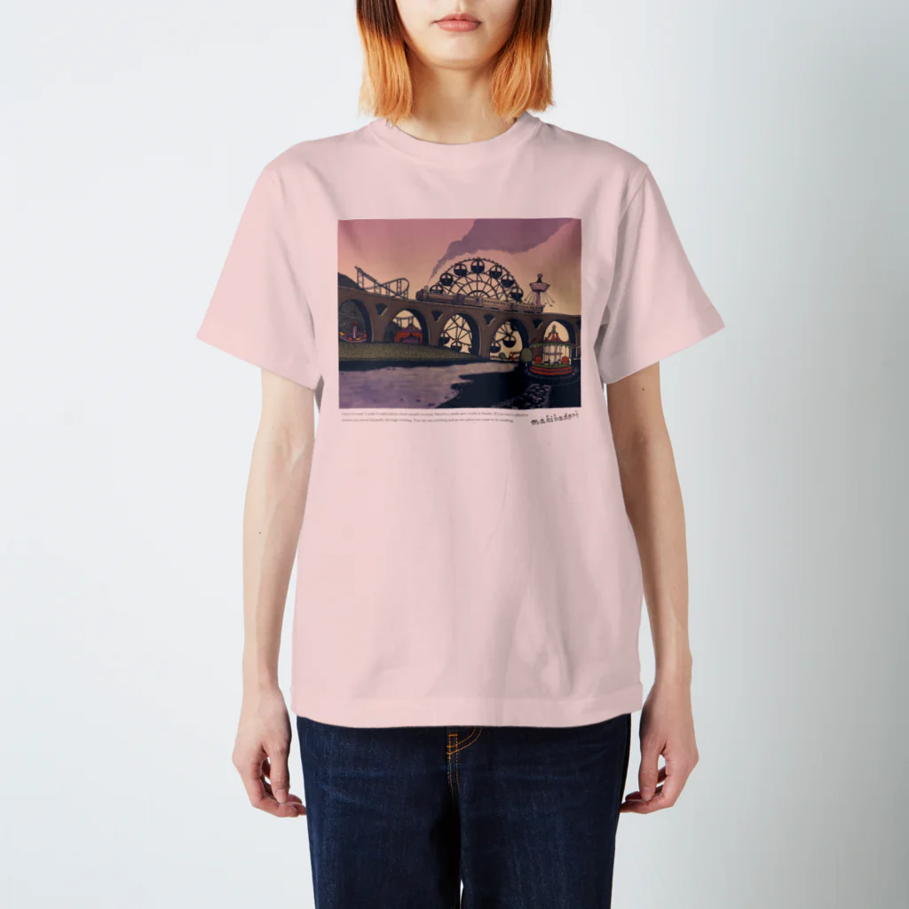 マキバドリの蒸気機関車と遊園地（ピンクパープル） スタンダードTシャツ
