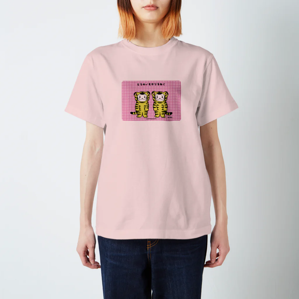 mikepunchのおにぎりキッズ・とらのいをかりるねこ（pink） Regular Fit T-Shirt