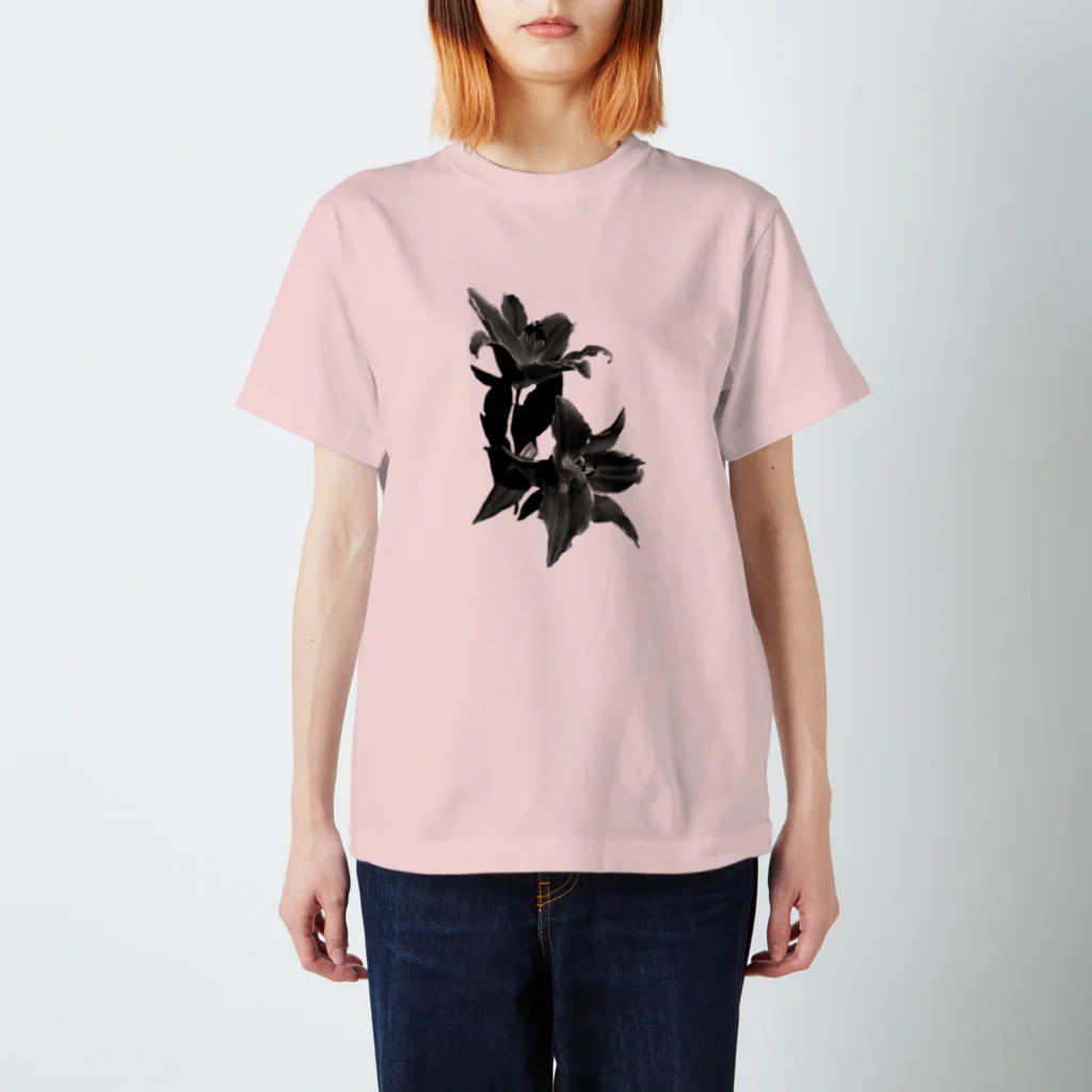 oyuri-sanのモノクロのユリ Regular Fit T-Shirt