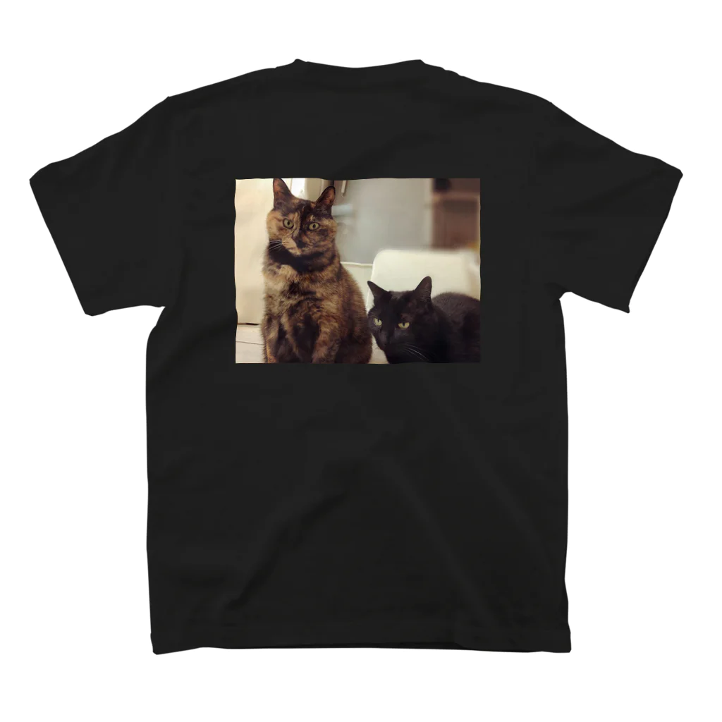 愛猫のグッズが欲しいのミーナさんたちに監視されています スタンダードTシャツの裏面