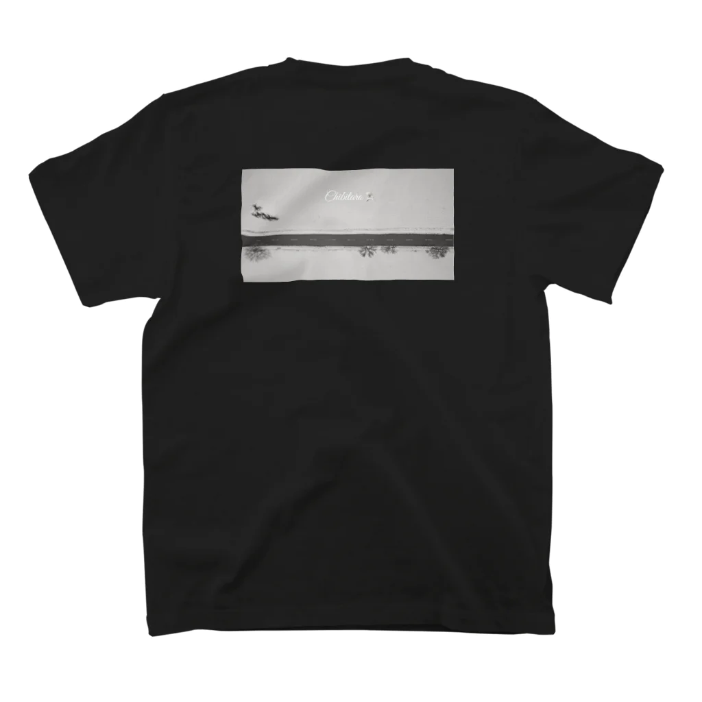 ちび太郎ショップのちび太郎　バックプリント　モノクロ Regular Fit T-Shirtの裏面