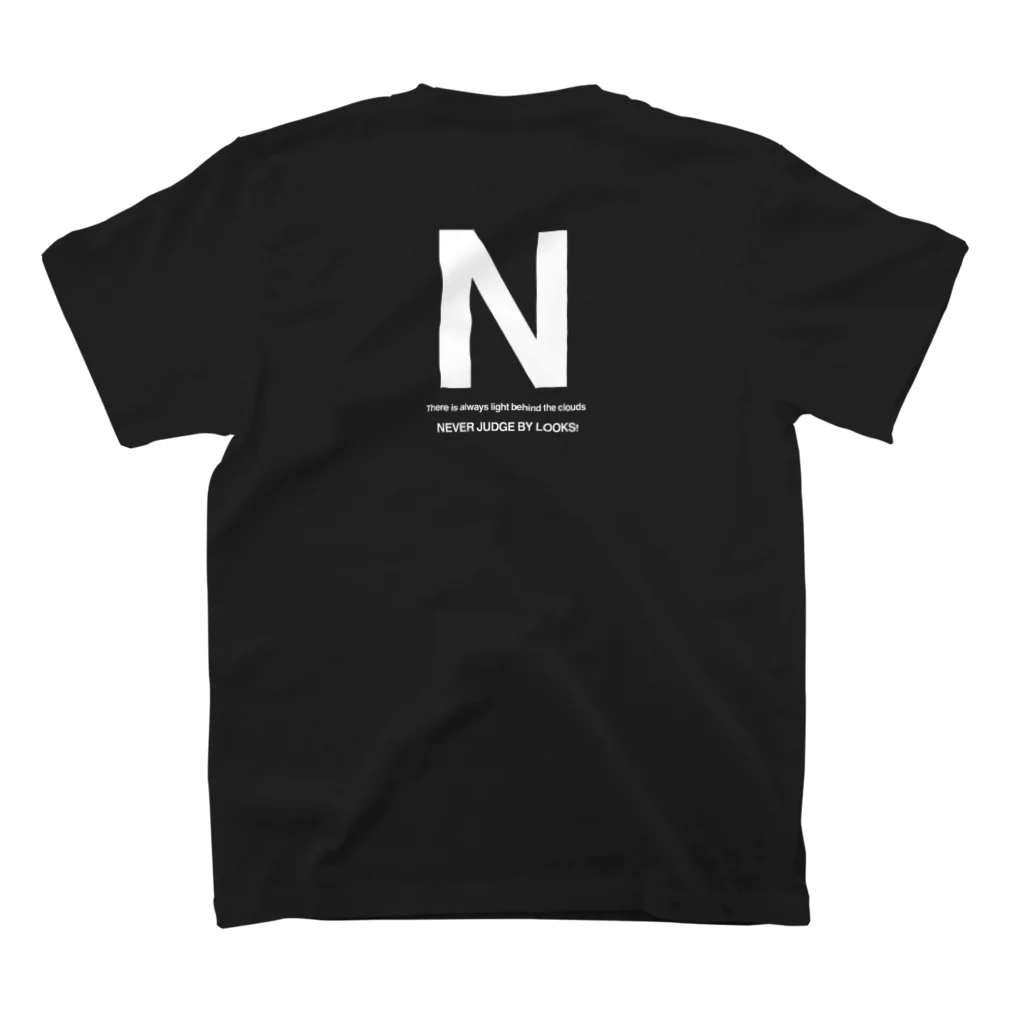 NEVER JUDGE BY LOOKS！のN スタンダードTシャツの裏面