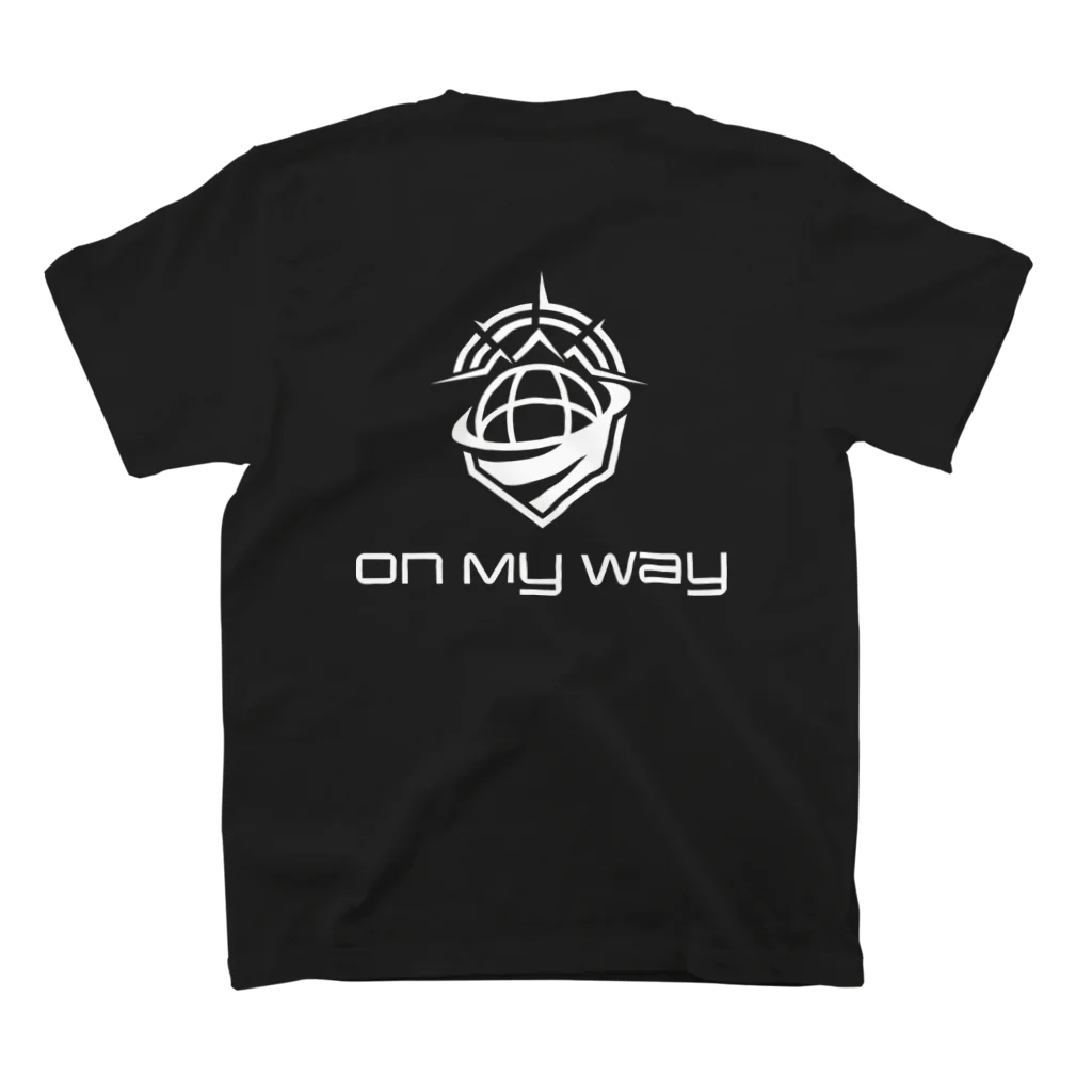On My Way_JAPAN Official StoreのモノクロロゴTシャツ　ブラック（両面） Regular Fit T-Shirtの裏面