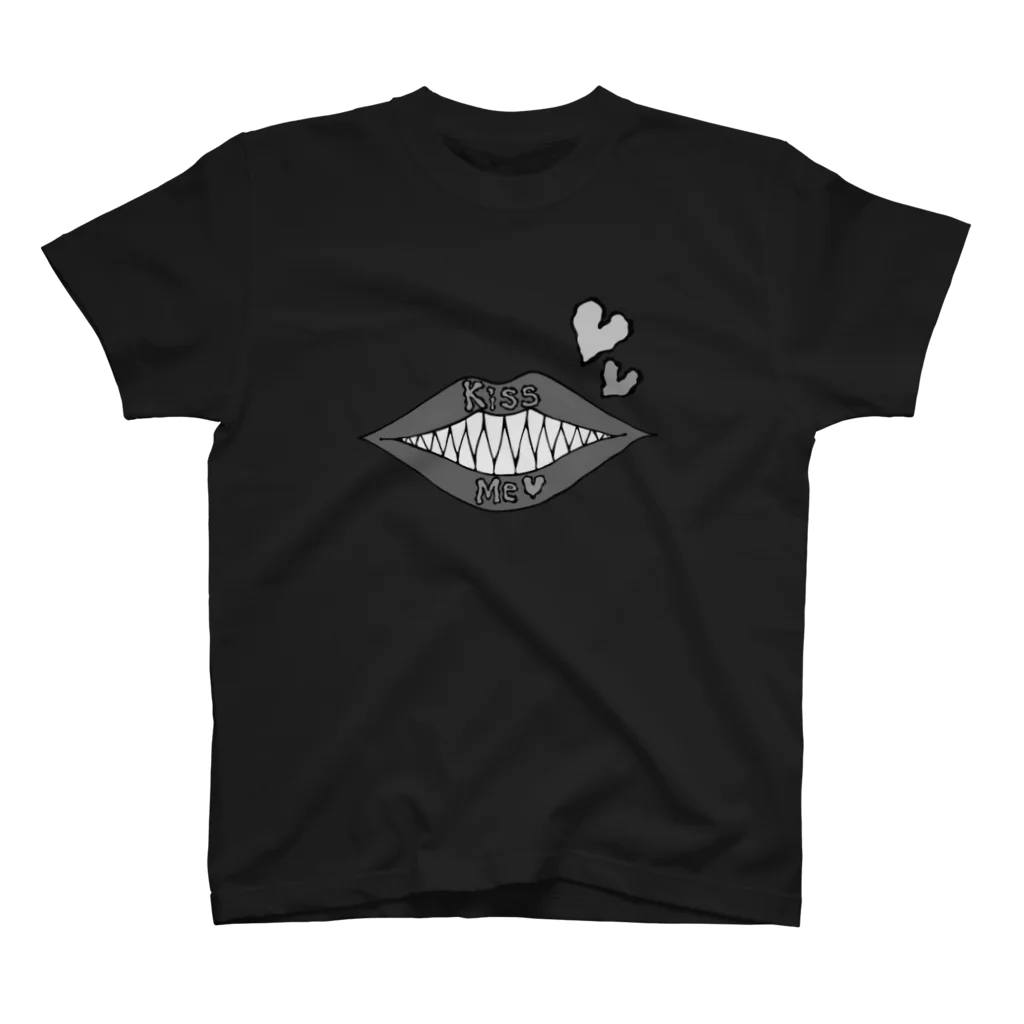 MaryのKiss Me Black Regular Fit T-Shirt