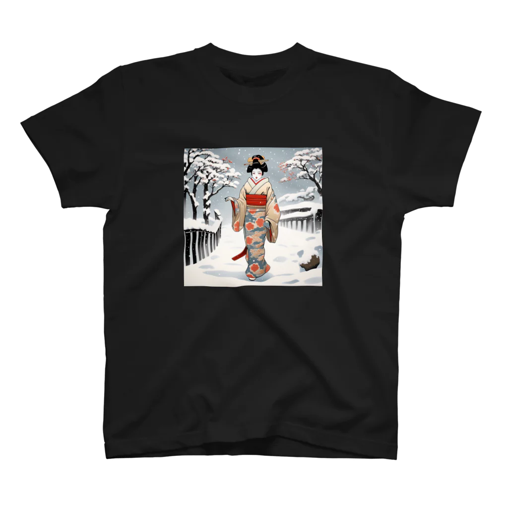 日本の風景 COOL JAPANの日本の風景、冬雪降る中を歩く舞妓さん　MAIKO walking in the snow Regular Fit T-Shirt