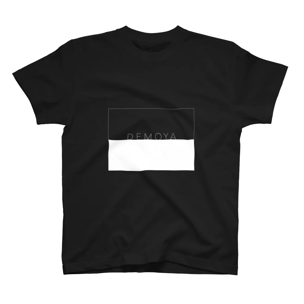 QRIのDEMOYA白ロゴ Regular Fit T-Shirt