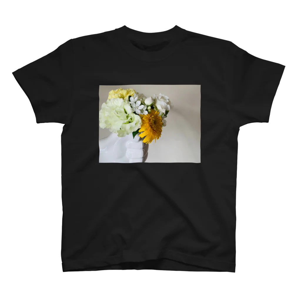 Marnieの片手に花束 Regular Fit T-Shirt