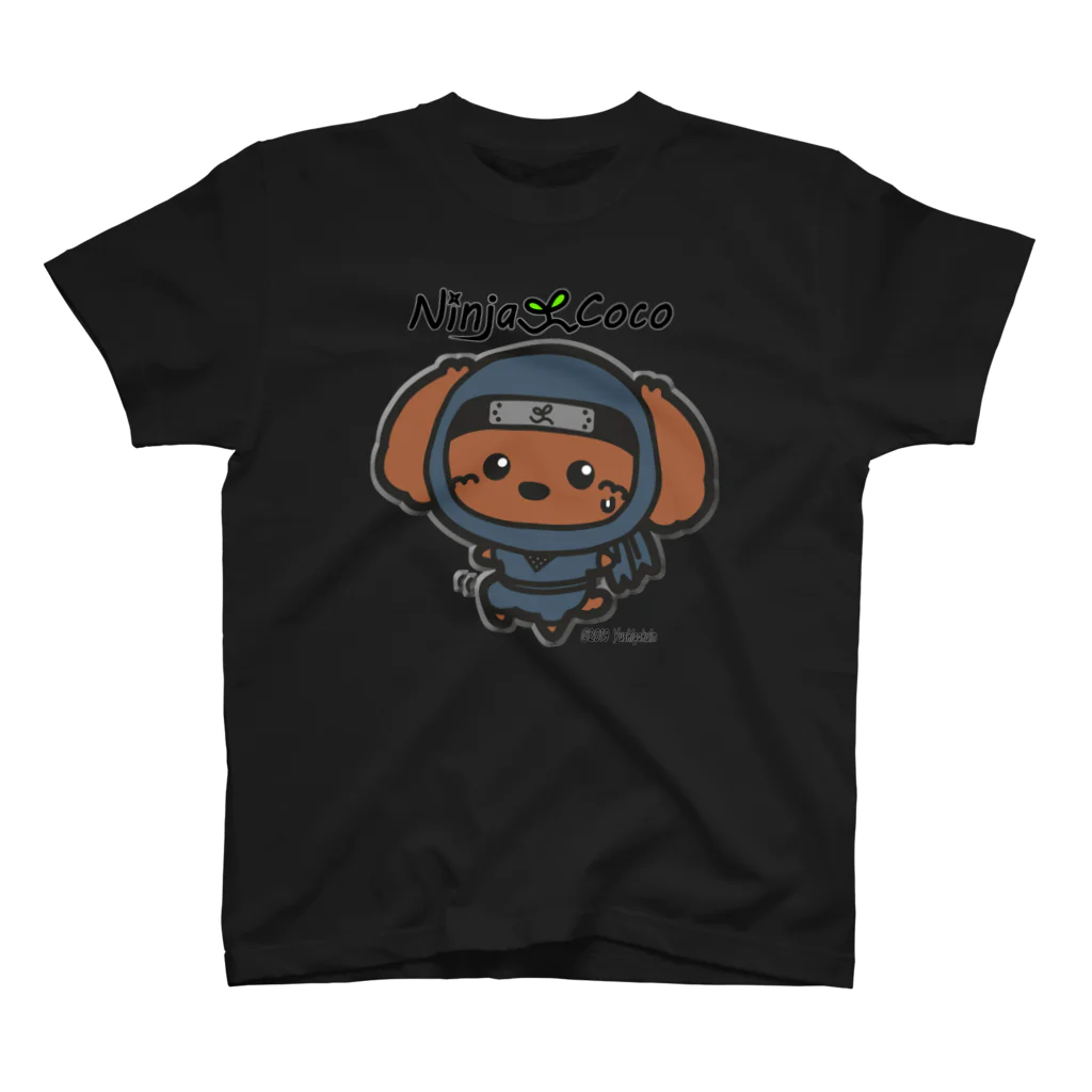 Ninja Cocoの忍者プードルの志ちゃん　忍び足～っっ（黒・濃色） スタンダードTシャツ