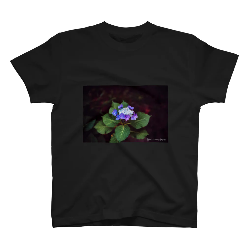 tazzberry.japanの雨の紫陽花2 Regular Fit T-Shirt