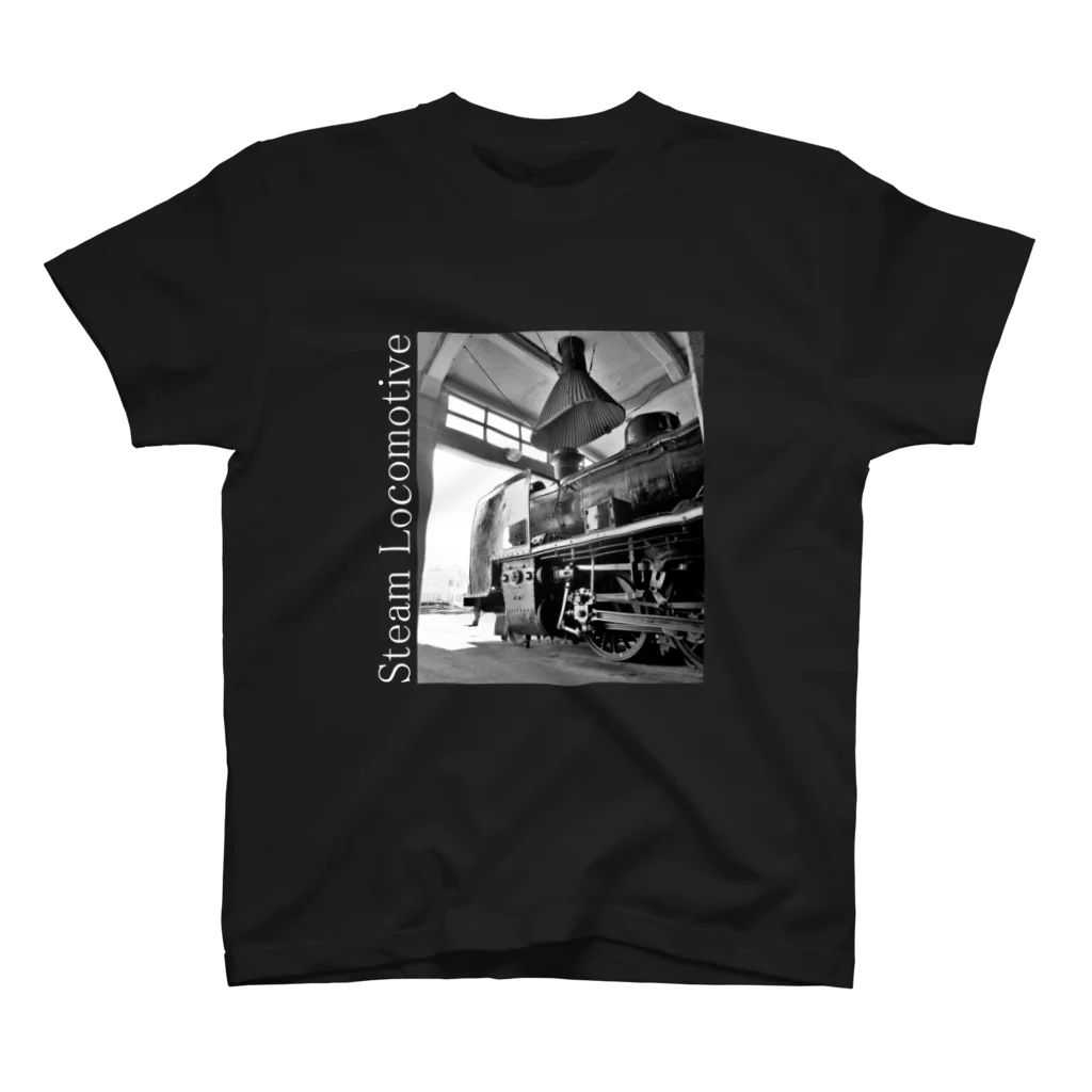 ヴィンテージ鉄道写真グッズの店の扇形車庫にスタンバイ中のSL （白い文字） スタンダードTシャツ