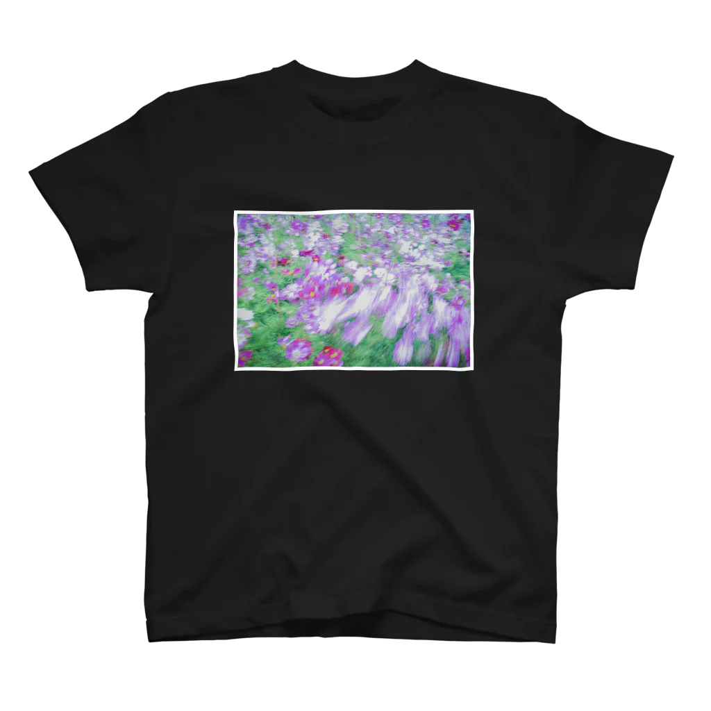 alligator_artの風で荒ぶる秋桜 スタンダードTシャツ