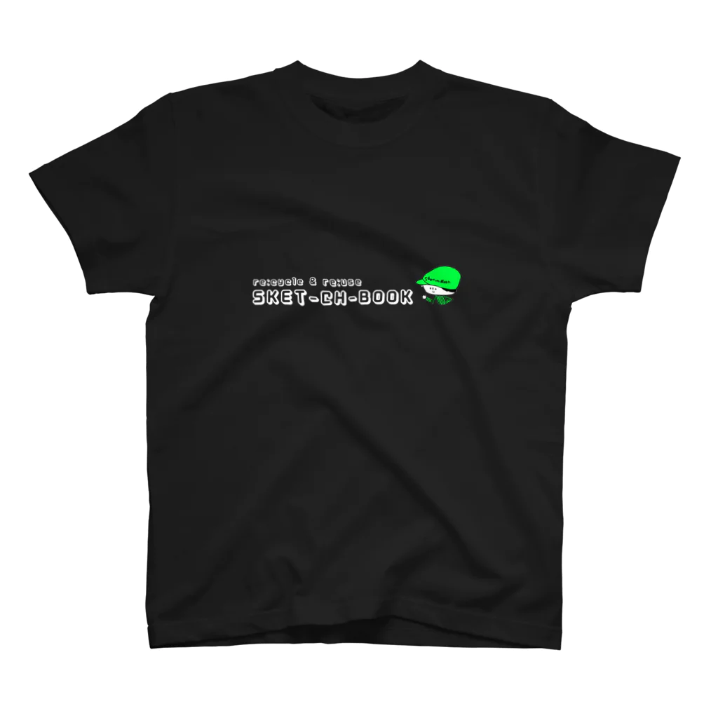 SKET_234の[SKET-CH-BOOK] SKETくんTシャツ 白枠文字Ver. Regular Fit T-Shirt