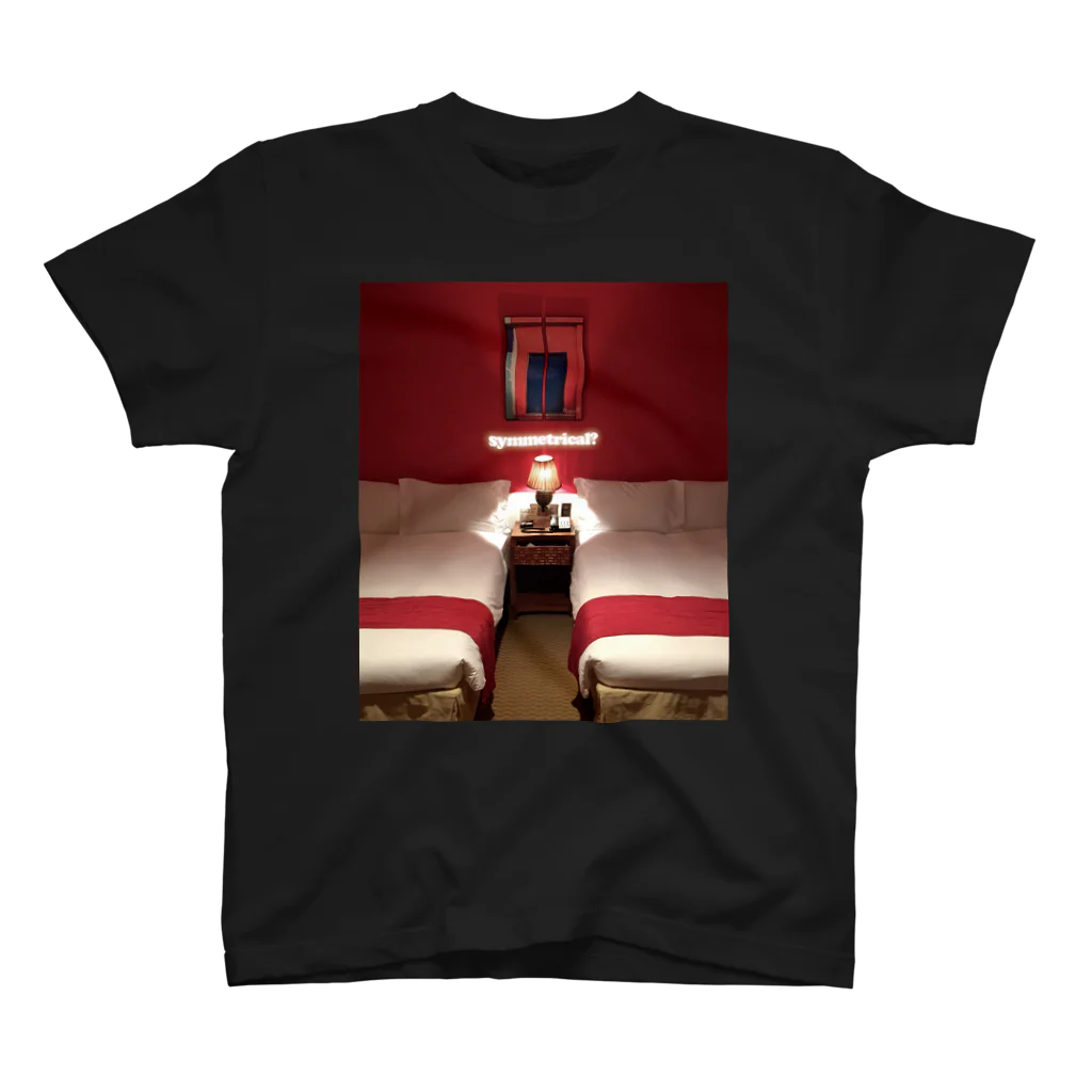 [9T.] ninetee.のシンメトリカル・ベッドルーム Regular Fit T-Shirt