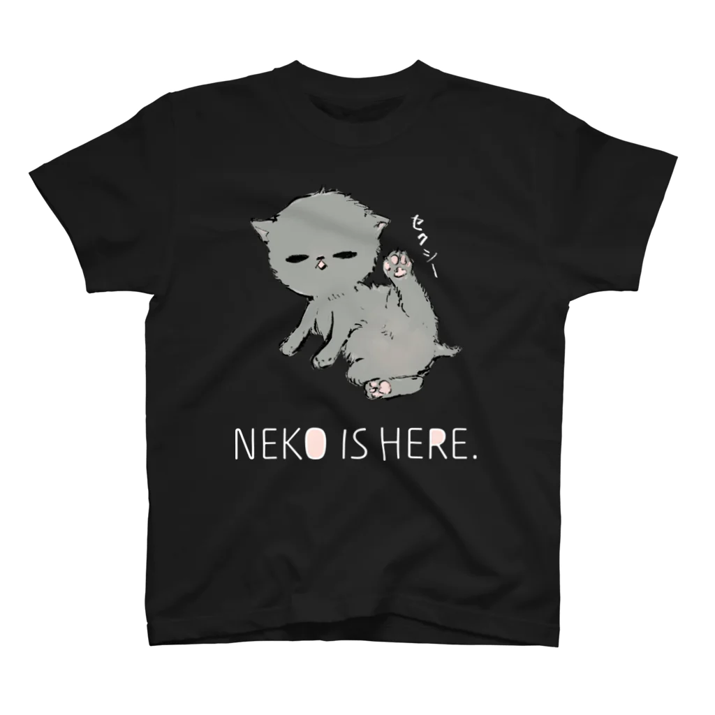 アライグマ製作所（SUZURI)のNEKO IS HERE.白文字 Regular Fit T-Shirt