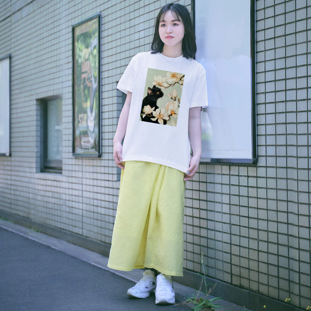 おちょぴの白木蓮と黒猫 Regular Fit T-Shirt