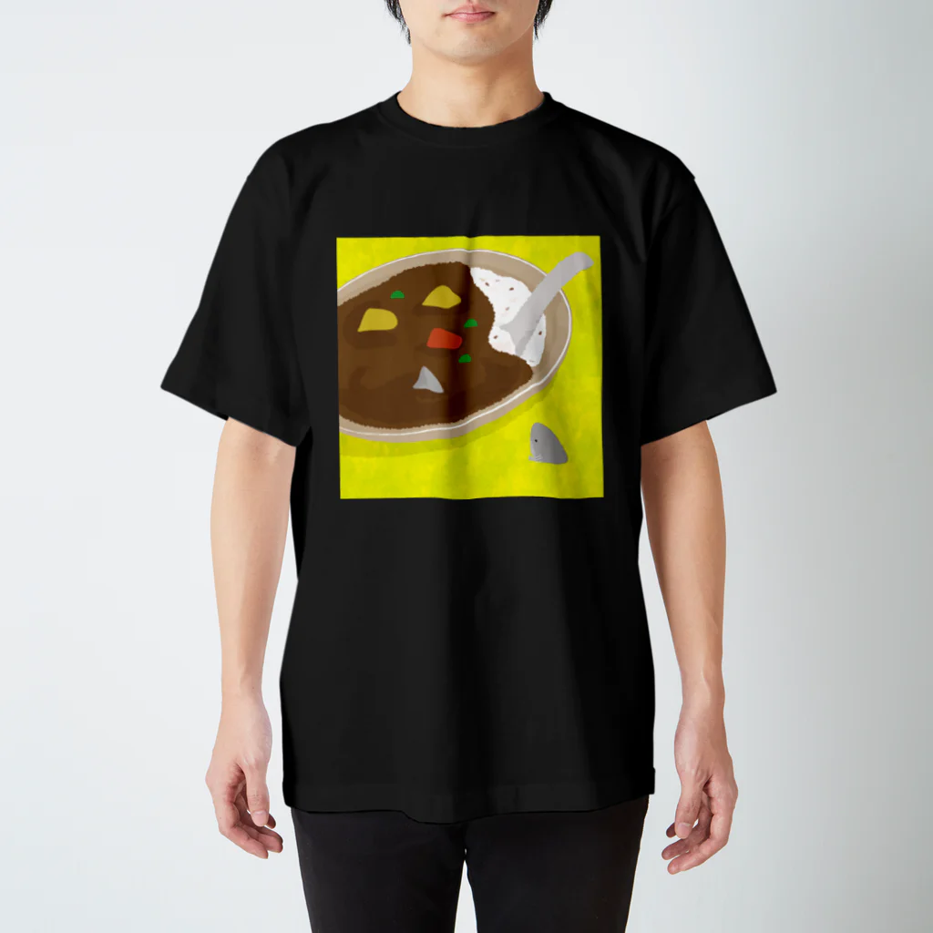 さかたようこ / サメ画家のカレーの中と外で視線を交わす前のサメ/出会う前 スタンダードTシャツ