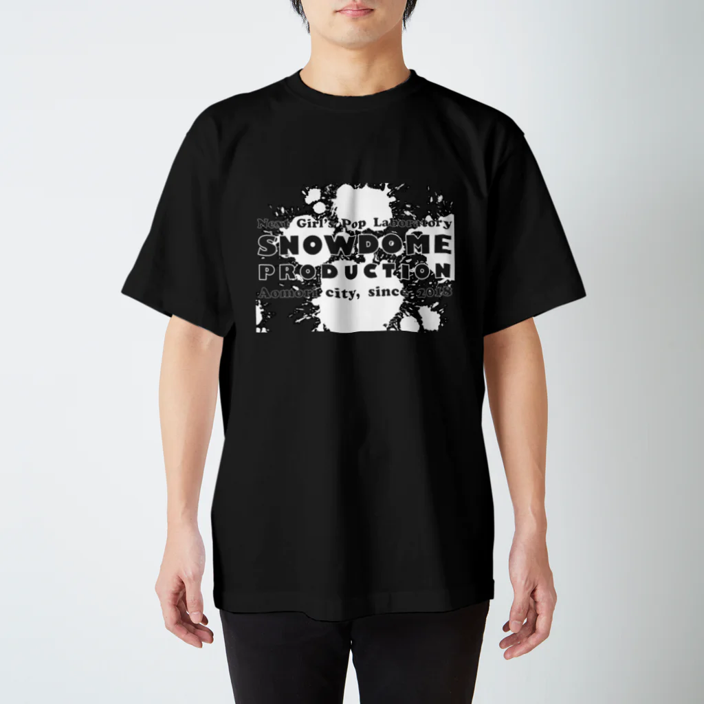 SNOWDOME PRODUCTIONのSNOWDOME PRODUCTION 2022 スタンダードTシャツ(黒フロントロゴ) Regular Fit T-Shirt