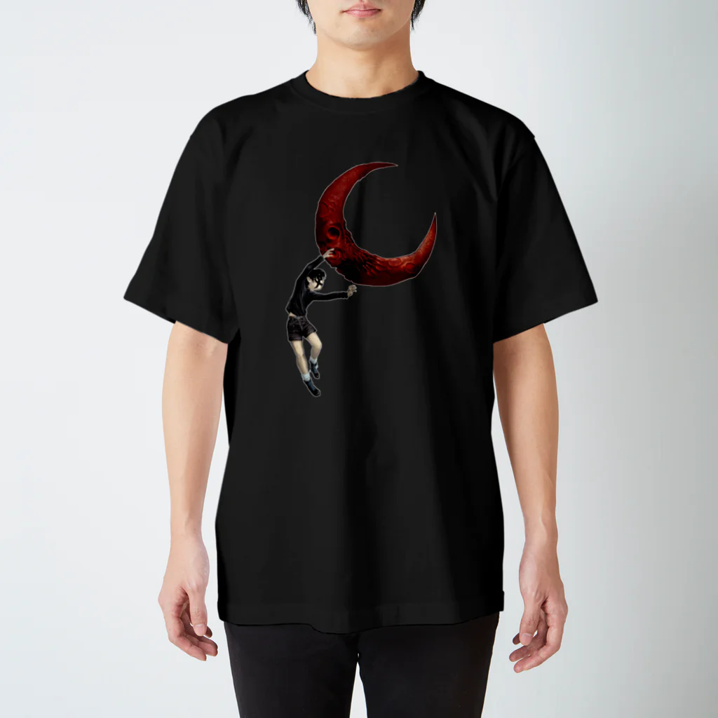 さとルーヌスの月を投げる黒い少年（白ライン） Regular Fit T-Shirt