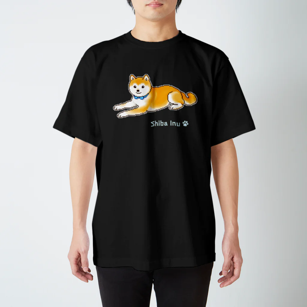 Shiba Inu Streetの水色の首輪をつけてゆったり座る柴犬のドット絵 スタンダードTシャツ