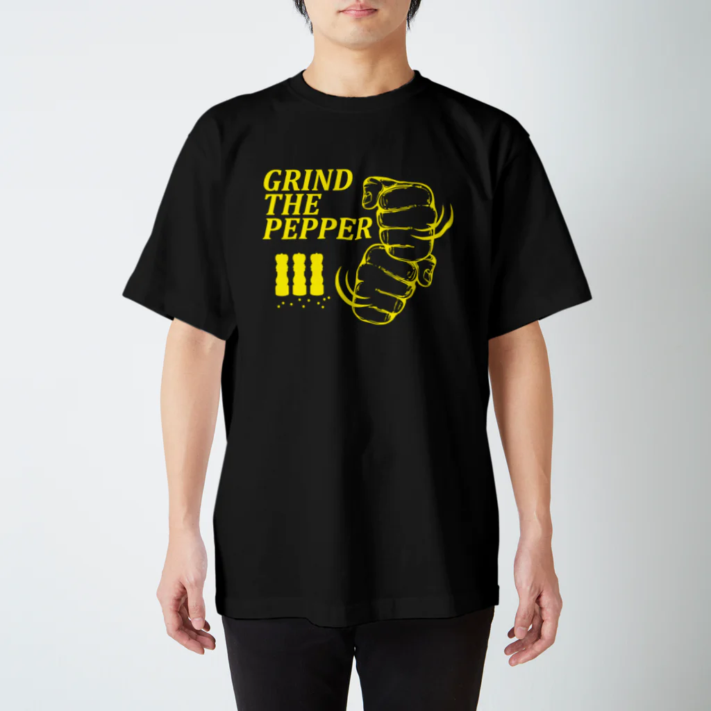 オノマトピアのペッパーミル・パフォーマンス(GRIND THE PEPPER)胡椒挽き・文字イエロー Regular Fit T-Shirt